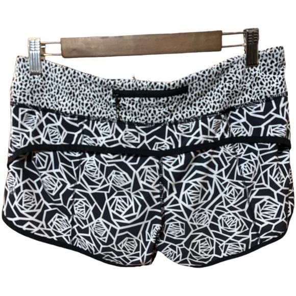 EUC - Lululemon Speed Short Posey - Black and White Miss Mosaic Black - size 8 - Picture 6 of 9
